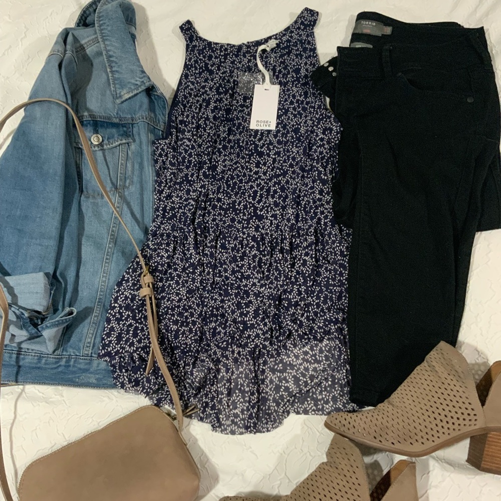 Brand new Rose +olive Sleeveless blue and white pattern blouse